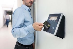 Contrôle d'accès en entreprise : badge, code, biométrie, que choisir ?