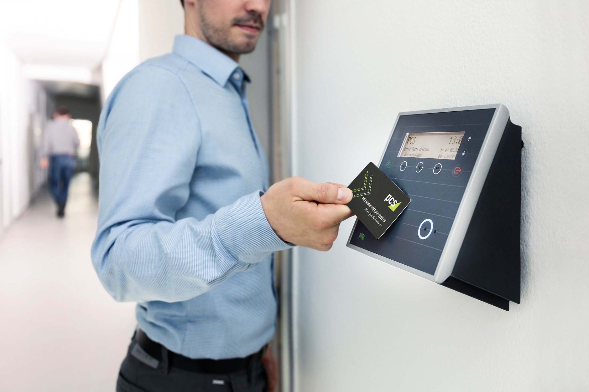 Contrôle d'accès en entreprise : badge, code, biométrie, que choisir ?
