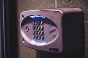 Alarme intrusion en entreprise : comment choisir et faire installer votre système