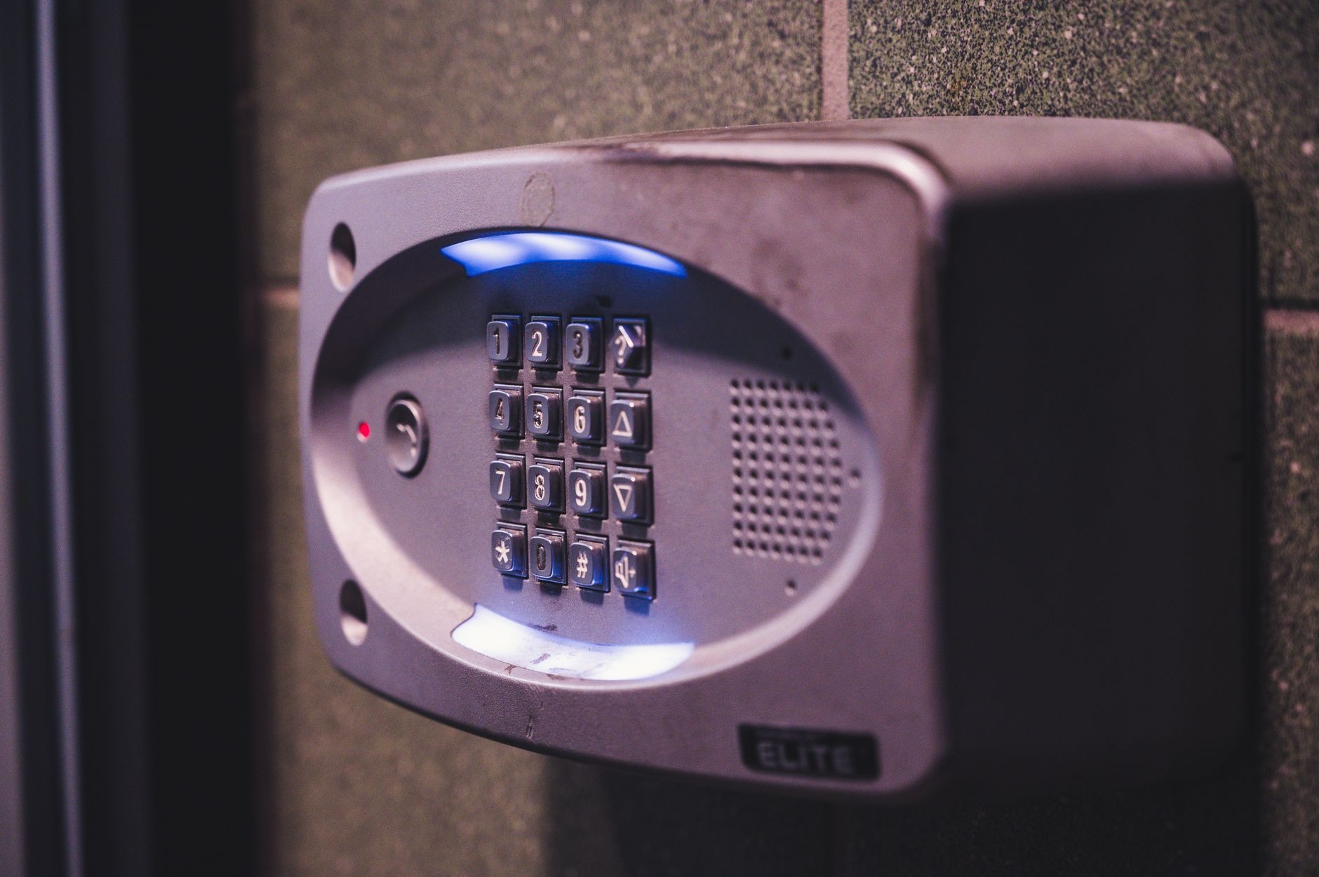 Alarme intrusion en entreprise : comment choisir et faire installer votre système