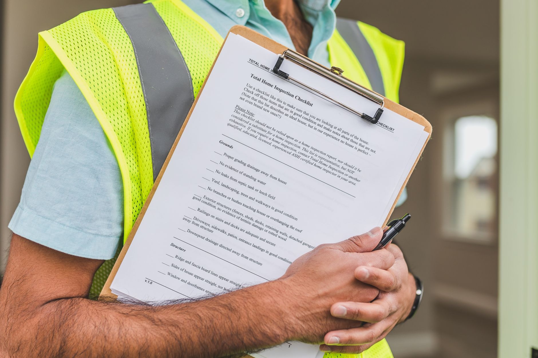 Responsable relevant une liste de contrôle sur un presse-papiers pendant une vérification de sécurité